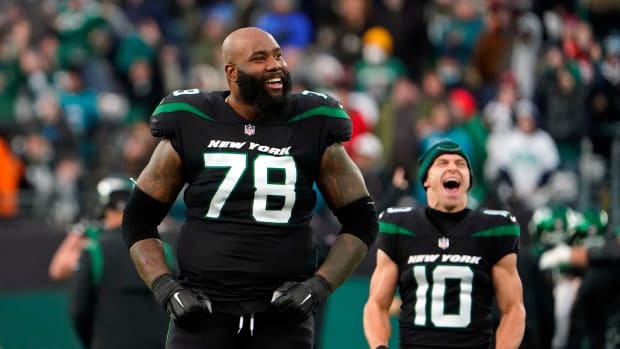 Jets tackle Morgan Moses celebrates win